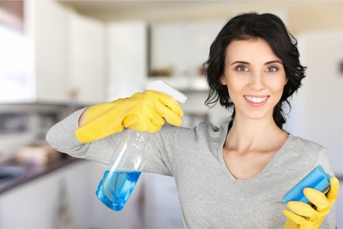 Professional oven cleaner in N4 removing baked-on grease from a kitchen oven