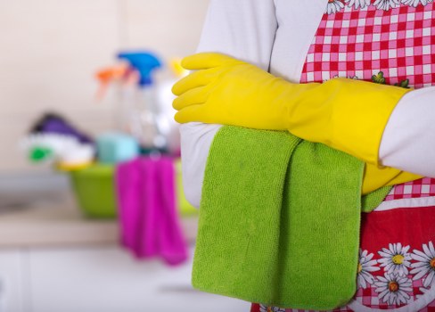 Machine scrubbing and maintenance for hard flooring in N4