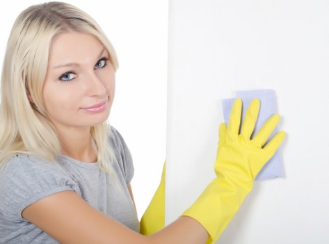 Commercial cleaner in N4 keeping an office workspace spotless
